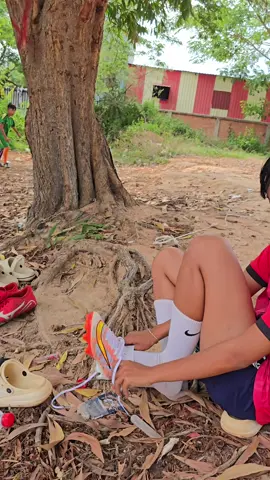 វេទនា​មែនស្បែកជើងកវែង