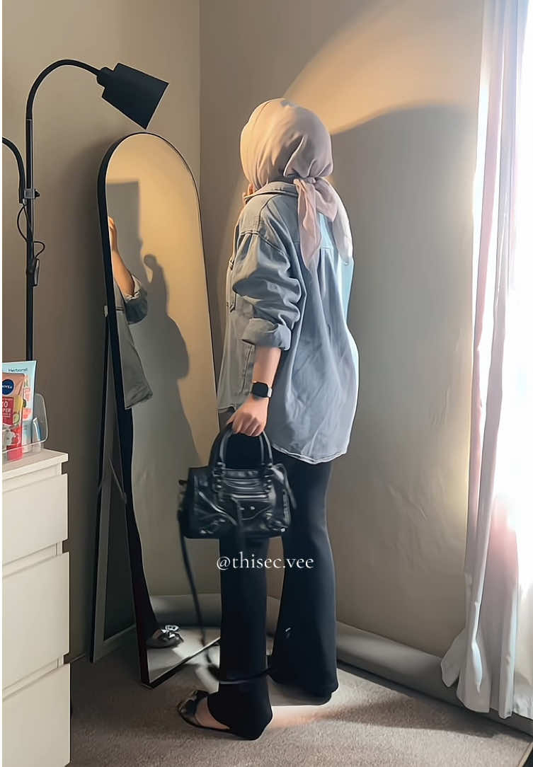 Outfit formal tapi simple 😍 #kemejawanita #kemejaoversize #kemejadenim #kemejamurah #kulotscubapremium #kulothighwaist #kulotcutbray #outfitsimple #outfitideas #ootdhijab #ootdhijabstyle #fypage #affiliatepemula 