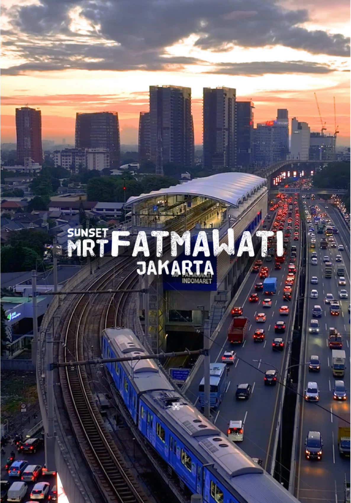 Kadang, keindahan muncul di tengah kemacetan dan jadwal yang padat. 🌅🌆 Seperti senja ini di Fatmawati, Selamat Sore Jakarta  🌅❤️ 🔘 🔘 🔘 📍🌐 Fatmawati Jakarta . . . #aerial #aerialview #aerialphotography #dji #djiindonesia #djiglobal #mrt #train #jakarta