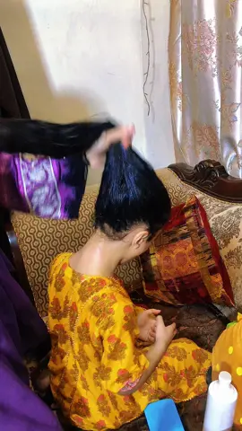 Betiyon k hairs per Oil kb lgati #hairoil #oiling #hairgrowth #harstyle #kidshairoil #oil #minivlogs #viral #trending #foryou #fyp #foryoupage #fyppage 