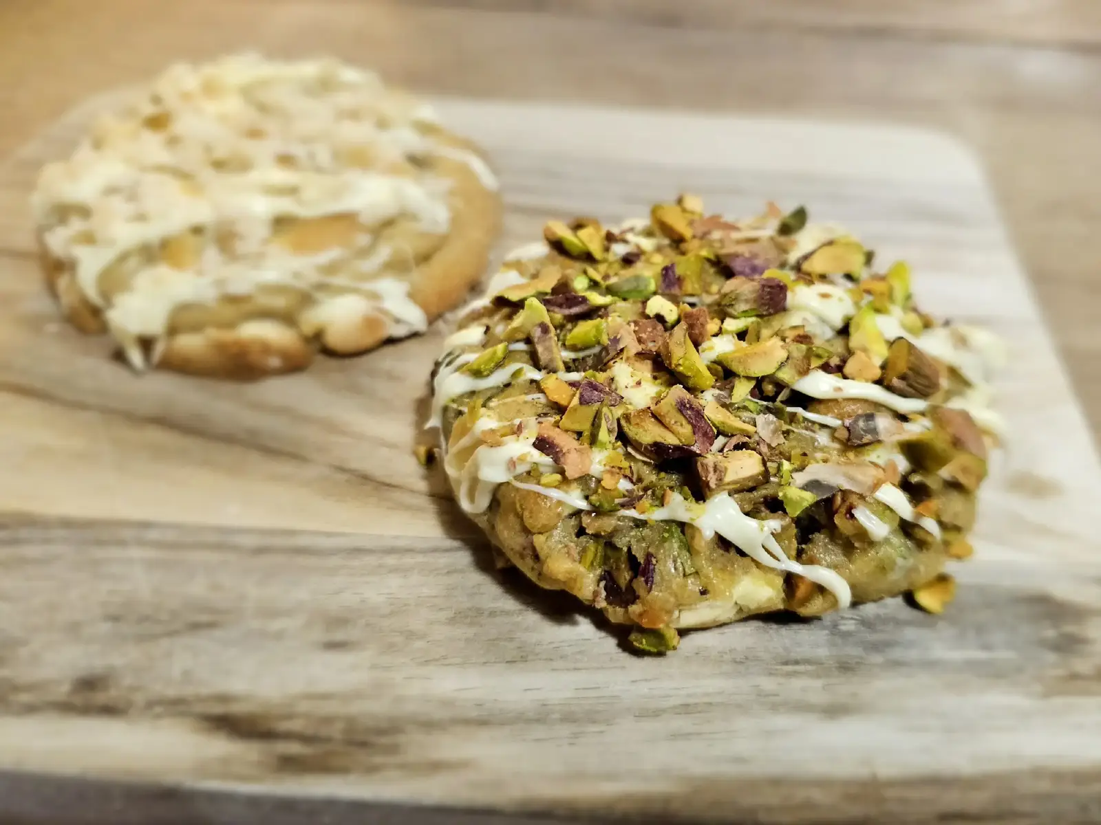 Pistachio & white chocolate OR pistachio & dark chocolate??? 🍪 #thisorthat #whitechocolate #darkchocolate #pistachio #pistachiochocolate #cookies #cookiesoftiktok #youchoose #fyp #foryou #pistachiocookies 