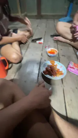 anh em mình không tiền không tiếng , nhưng anh em mình sống vui vẽ . anh em nó có tiền có tiếng, lúc nào cũng nói vời tiền .  anh em mình hút chung điếu thuốc , gói mì chia đôi tụi nó sao hiểu được tình nghĩa anh em của chúng ta…
