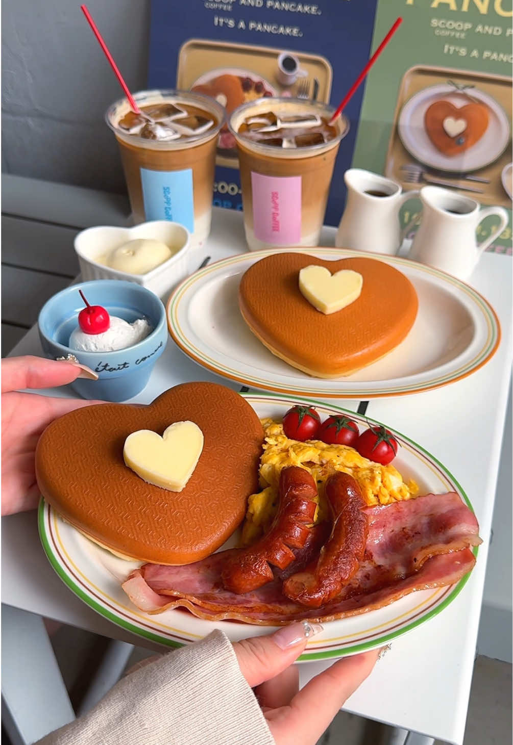 毎日行列ができるハート型パンケーキモーニングが名物のカフェ🥞 ソーセージ、ベーコン、スクランブルエッグ付きの食事系とアイスクリーム、ホイップバター付きのデザート系の2種類のセットがある！ 外側サクッと中ふんわりのホットケーキ生地が見た目の可愛さに負けないくらいのおいしさで大満足すぎた🍳🥓 📍新大久保「Scoop Coffee」 #東京グルメ #新大久保グルメ #新大久保カフェ #pancakes #tokyo