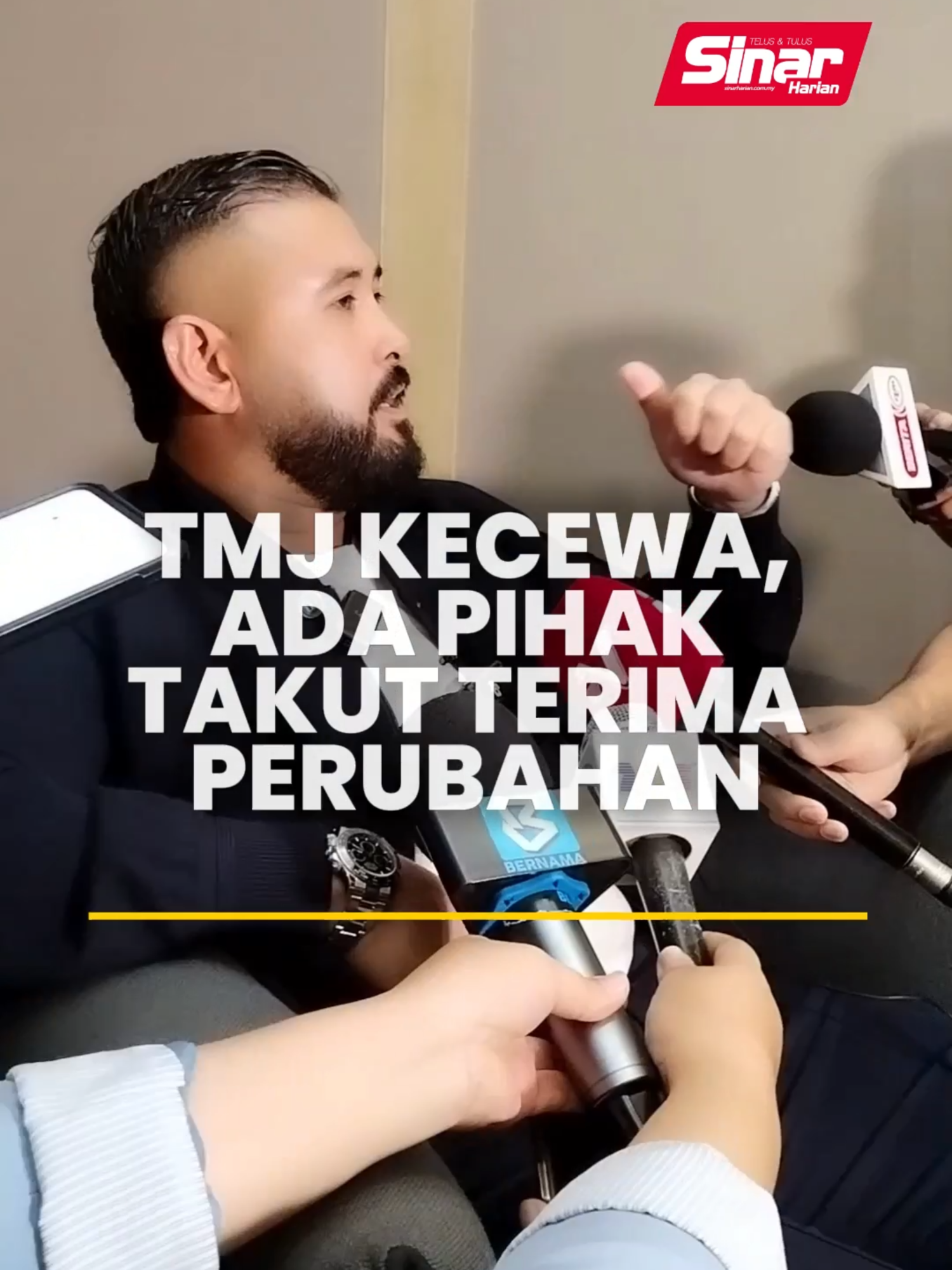 TMJ kecewa, ada pihak takut terima perubahan Pemangku Sultan Johor, Tunku Mahkota Ismail meluahkan rasa kecewa terhadap sikap segelintir pihak yang terlalu selesa dengan kedudukan masing-masing sehingga takut menerima perubahan dan enggan belajar daripada kejayaan luar negara, lapor wartawan Sinar Harian, Shahrizal Ahmad Zaini. Dalam satu sidang akhbar petang tadi, Tunku Mahkota Ismail turut mempersoalkan mentaliti segelintir penyokong dan penggiat bola sepak tanah air yang cepat melatah terhadap sebarang usaha pembaharuan yang dilaksanakan. Anda boleh baca berita penuh di portal Sinar Harian di www.sinarharian.com.my atau swipe up di IG story serta jangan lupa follow IG @sinarharian untuk berita terkini dalam dan luar negara. Muzik: Elevate dari www.bensound.com #SinarHarian #BeritaSemasa #TunkuMahkotaIsmail #bolasepaknegara