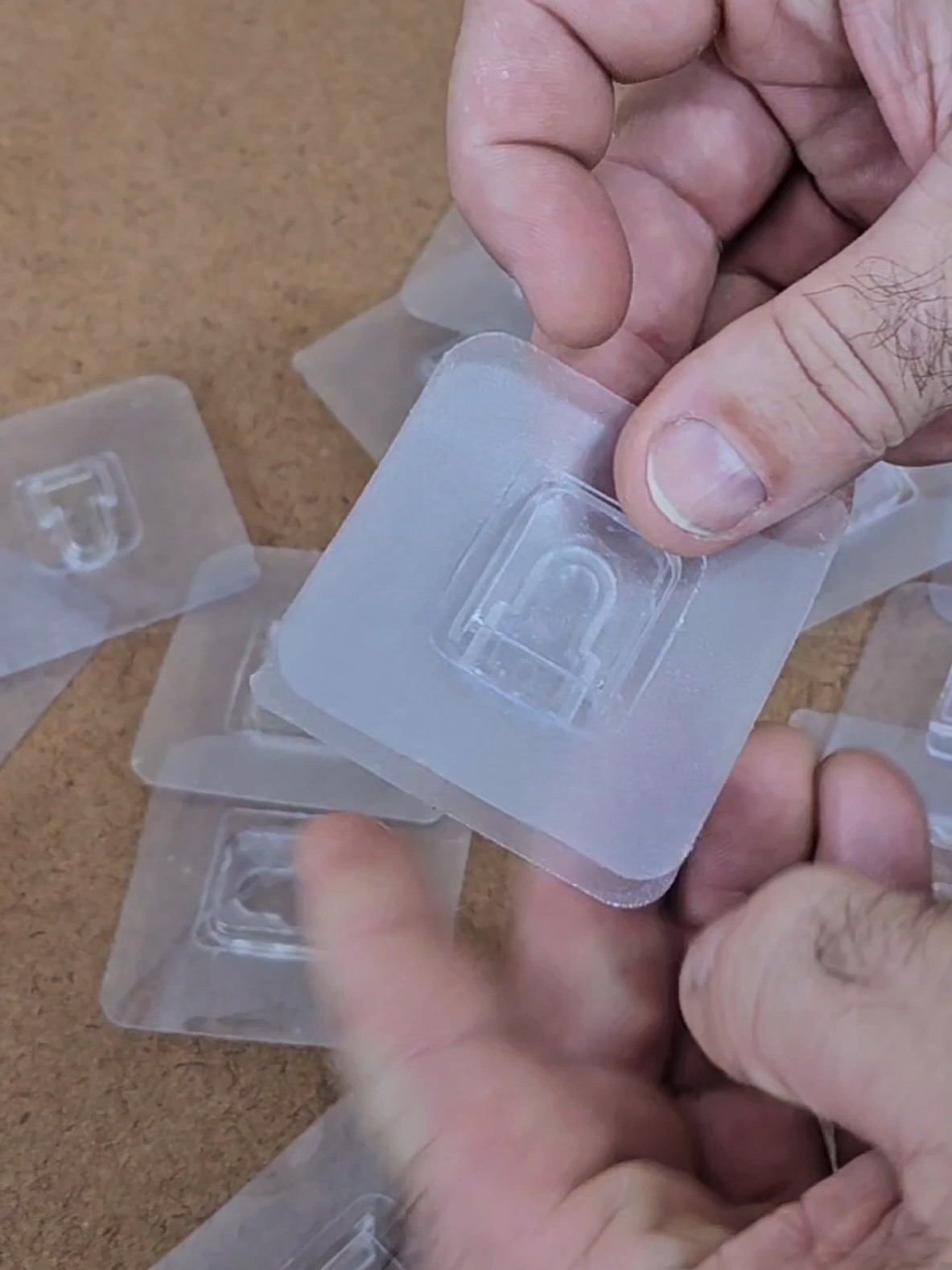 Neste vídeo, mostro como esse pequeno gancho pode resolver grandes problemas na organização! Com fixação dupla face macho e fêmea, ele é transparente, resistente e não precisa de furadeira. Ideal pra quem quer praticidade sem bagunça! #dicas #maridodealuguel #coisasdecasa #soluções #donadecasa #construção #organização #DIY