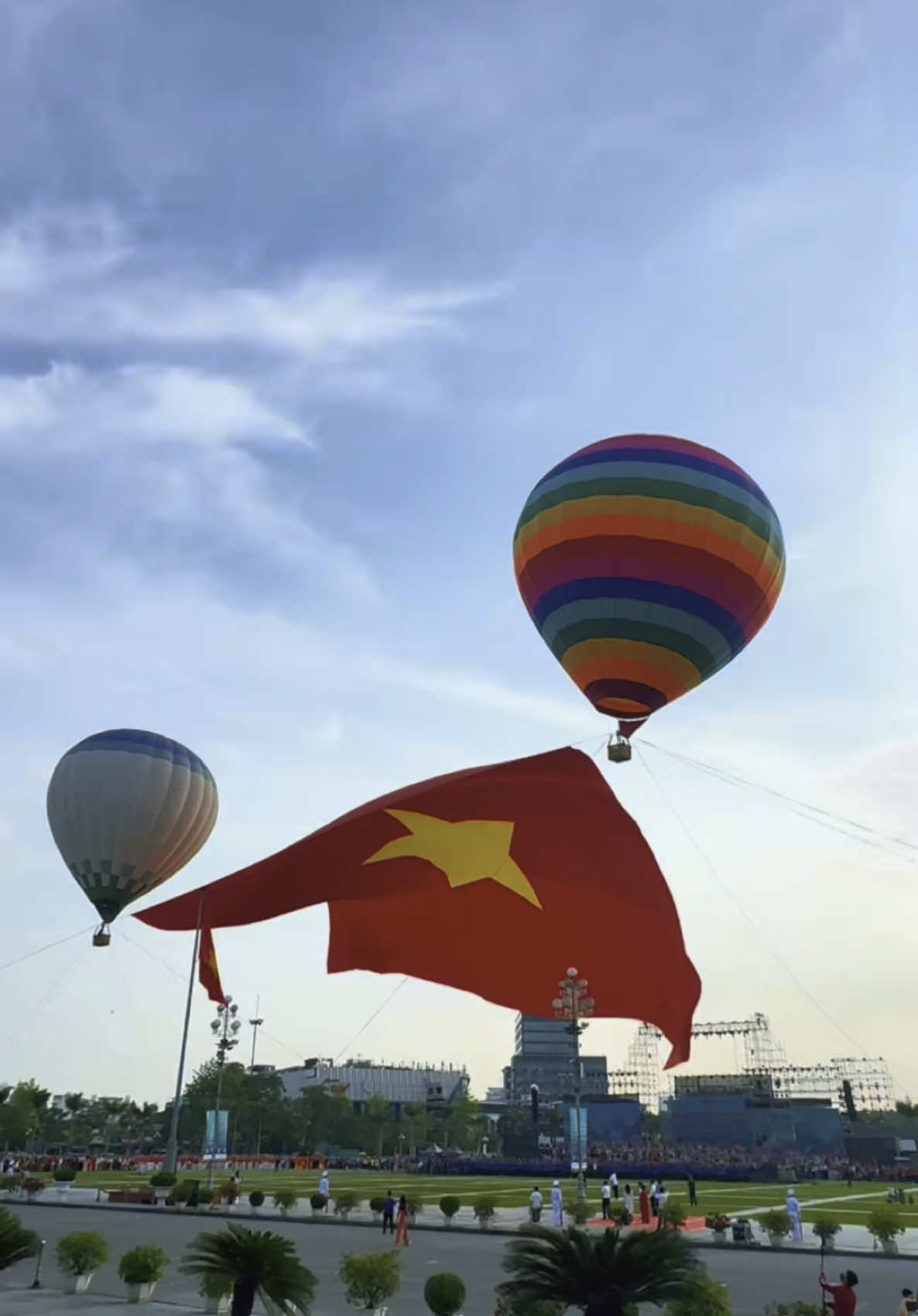 TỰ HÀO TỔ QUỐC - TỰ HÀO VIỆT NAM 🇻🇳 Hình ảnh bay Đại Kỳ Tổ quốc rộng 2025m² chào mừng kỷ niệm 135 năm ngày sinh Chủ tịch Hồ Chí Minh sáng nay tại Quảng trường Hồ Chí Minh - TP Vinh ❤️  #vietnam #tpvinh 