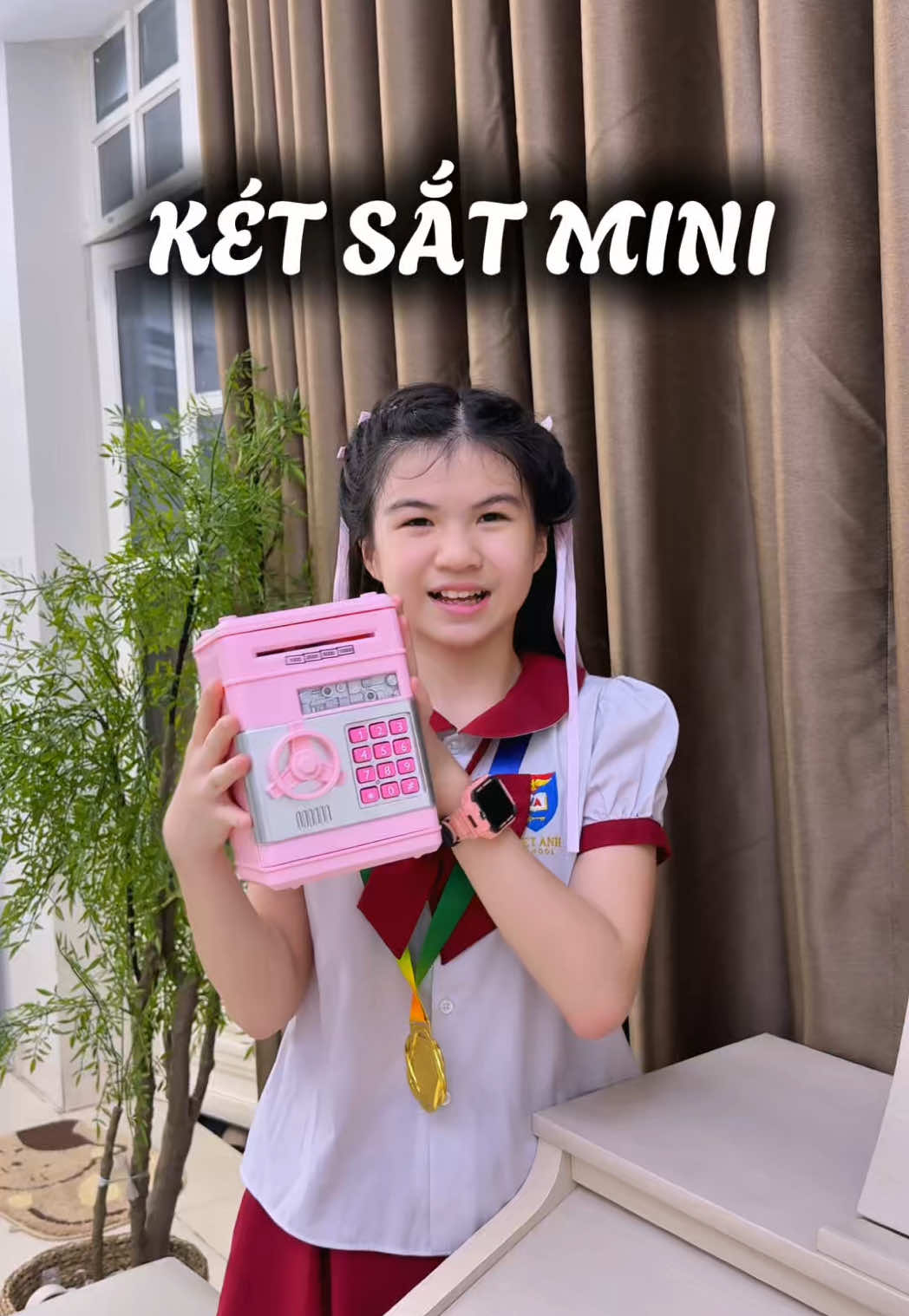 Ngày xưa mình hay bỏ tiền vô heo chứ giờ các bạn nhỏ này là có hẳn két sắt luôn rồi  #mebim #review #xuhuong #ketsatmini 