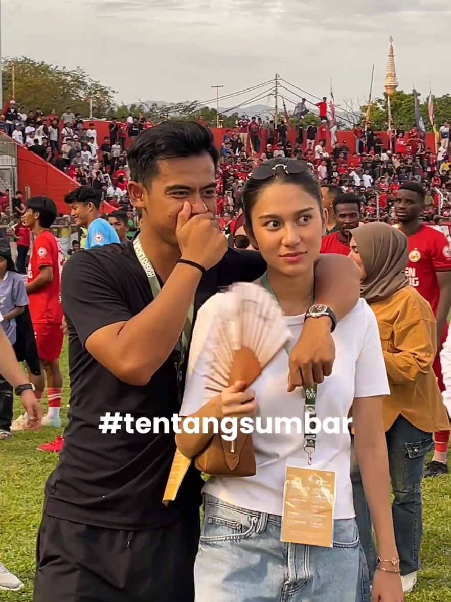 Pemain timnas Indonesia Pratama Arhan & Azizah Salsha alias Zize usai laga Semen Padang FC vs Persik Kediri yang berakhir dengan skor imbang 1-1, bertempat di Stadion Haji Agus Salim Kota Padang Provinsi Sumatra Barat, Minggu (18 Mei 2025) petang. #pratamaarhan #azizahsalshaa #zize #semenpadangfc #liga1 #padang #minang #sumbar #tentangsumbar 