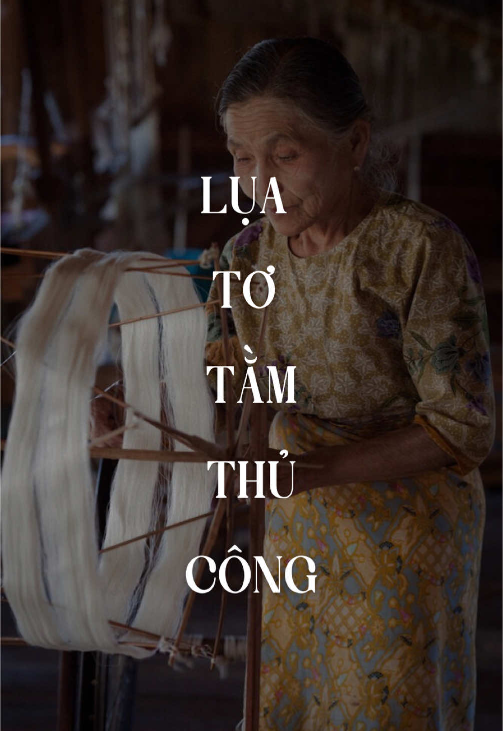 Ra đời từ thế kỷ 13, lụa Nha Xá đã trải qua hơn 700 năm tồn tại và phát triển, gắn liền với làng nghề truyền thống lâu đời. Với kỹ thuật dệt tinh xảo từ những nghệ nhân lành nghề, lụa Nha Xá không chỉ mềm mịn, óng ả mà còn mang đậm dấu ấn văn hóa Việt Nam. #lua #luatotamvietnam #luatotamnhaxa #thuythanhsilk #aodaivietnam #silk #lụa #luạtơtằm #phapphuc #phapphuctotam #luatotamcaocap #aodailua #vayluatotamcaocap #aodailua #luanhaxa #luatotamnhaxa