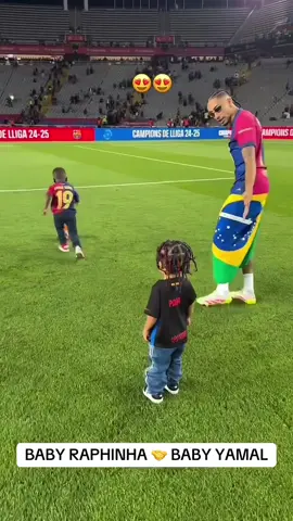 Lamine Yamal’s little brother playing football with Raphinha’s kid is the content we needed today 🥹❤️💙IG/@sheila_ebana / @taia_belloli  #football #Soccer #futebol #football #goal #fcb #fcbarcelona #barca #barcelona #lamineyamal #yamal #raphinha 