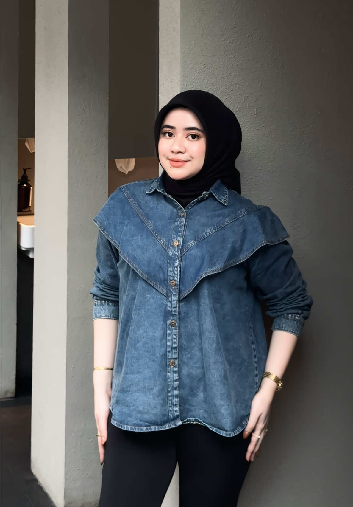 kemeja jeans yang lagi aku suka bgt look nya simple tapi tetap keren 🖤👀 #kemejajeans #kemejastyle #kemejaviral #OOTD #ootdfashion #ootdkemeja #atasanwanita #atasankekinian 