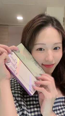 OLENS の新作！ 4月16日からドン・キホーテで発売してる🛍️ BIG GLOWY LAVENDER（ビッググローイラベンダー） めっちゃ盛れる！ ふちがしっかりしてるから、目がぱっちり！ さりげないラベンダーカラーが透明感あって可愛い🪻 GLOWY GOLDEN OLIVE（グローイゴールデンオリーブ） 普段使いはこっちかな？ ハーフ顔っぽく見せてくれる ナチュラルなんだけどおしゃれなカラコン🫒 このレンズは春のお出かけや明るいメイクにぴったり！ 柔らかい印象のファッションと合わせると より魅力的に映える☺️🌸 ブランド名：OLENS シリーズ名：Glowy,Big Glowy #PR #OLENS #韓国コスメ #モアコン #おすすめカラコン #カラコン紹介
