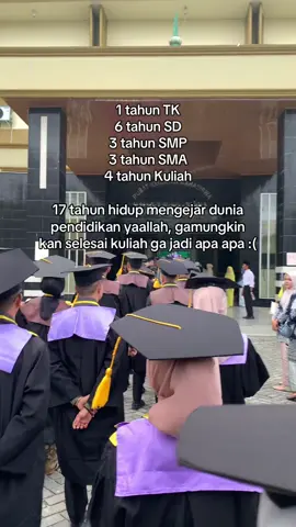 17 tahun hidup mengejar dunia pendidikan yaallah, gamungkin kan hadiahnya ga jadi apa apa :(  #wisuda #graduation #uinsuskariau #masadepan #fypage #abcxyz #4u 