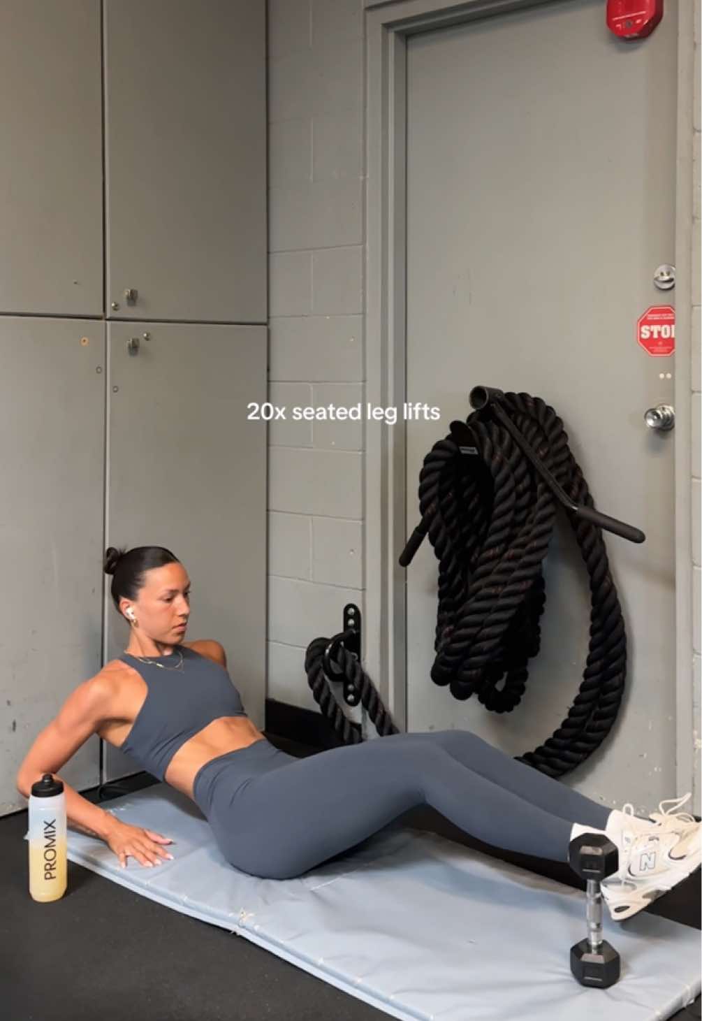 all you need are 2 dumbbells! 🖇️ in b!0 to join #workoutsforwomenbywomen #dumbellworkoutsforwomen #strengthworkoutsforwomen #workoutchallengeforwomen #workoutplanwomen 
