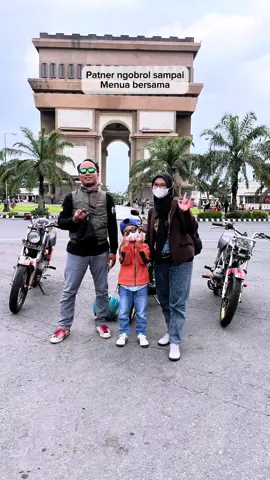 Manusia tidak butuh pasangan yang sempurna. Kita hanya butuh satu orang yang membuat kita merasa aman, nyaman, dimengerti, diterima, bahkan disaat kita sedang dalam versi terburuk kita. . . #allahummabariklahum  #happymoments  #happyfamily  #rxking  #aniversariskoriske3thun #skokkediri3th #fypシ゚ 