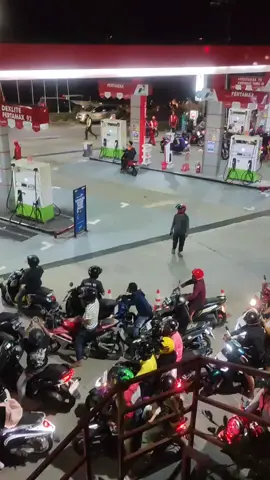 Katanya Kota Minyak , Tapi Bensin Aja Sampe Begini Antri 🤣🤣🤣🤣 . #balikpapankotaberiman #pertamina 