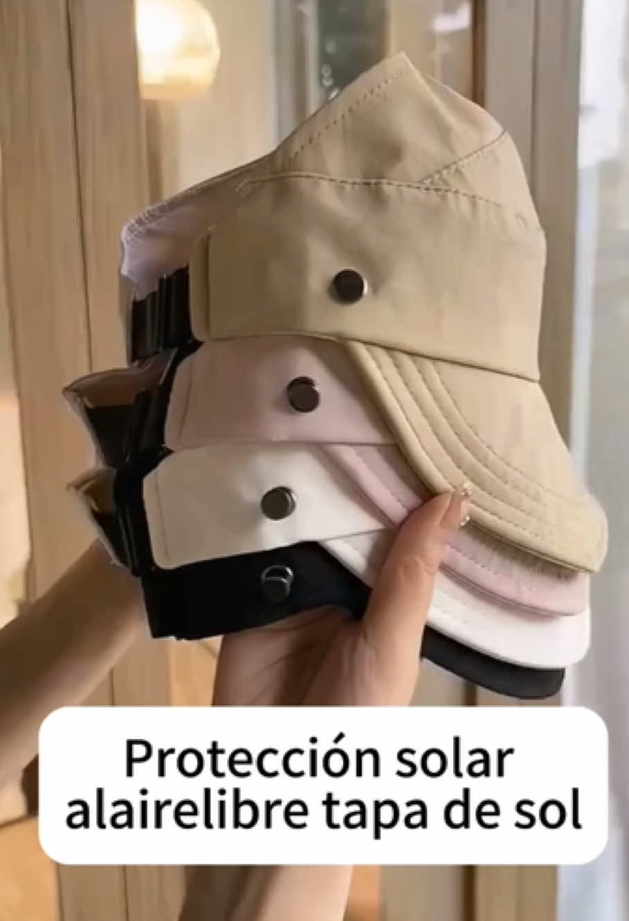 ¡Sombrero de pescador con espacio para coleta, perfecto para el verano! Práctico, plegable y ideal para protegerte del sol. ¡Tu accesorio imprescindible para estos días soleados! #SombreroDeSol #SombreroPlegable #ProtecciónSolar #SombreroAntiSol #AccesoriosDeVerano #Verano2025 #EstiloVerano #ModaVerano #sombreromultifuncional