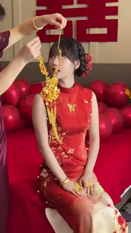mẹ đeo vàng cho cô dâu #bride #wedding #yuinyizi #Love #beautiful 
