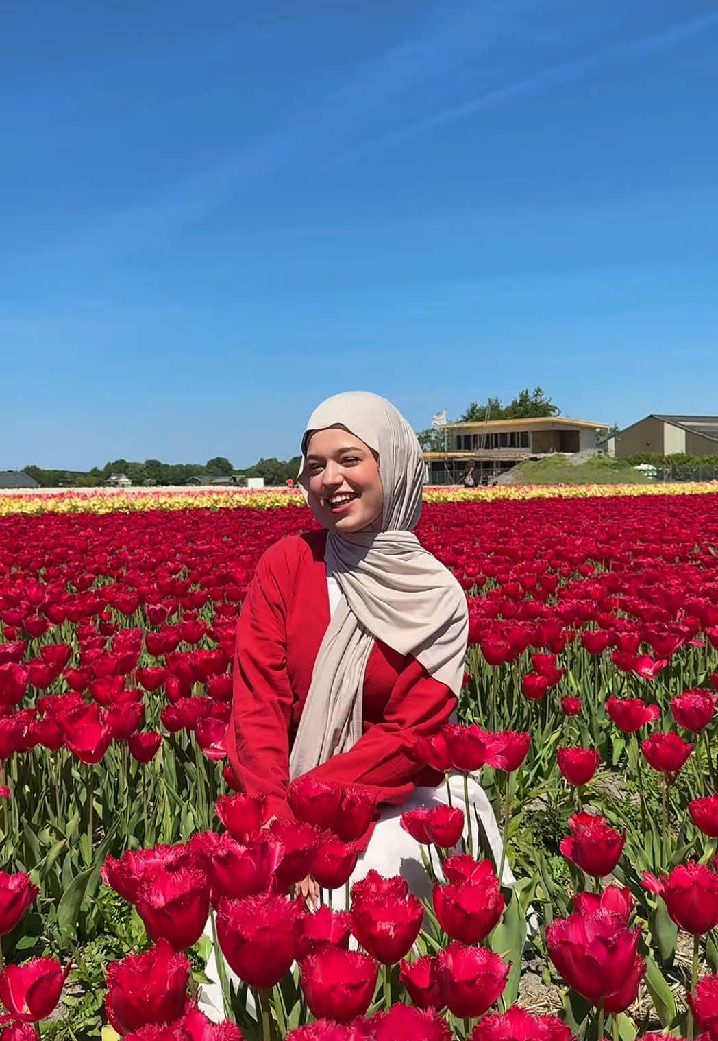 had to do this in Amsterdam #tulips #tulipfields #tulipfestival #tulipseason #ootdhijab #OOTD #hijabifashion #hijabioutfits #outfitinspo #outfitinspiration #outfitidea #fyp #foryou 