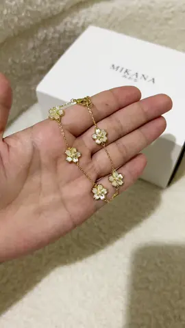 Sakura flower bracelet from Mikana ✨🌸🌷  #mikana #mikanajewelry #mikanabracelet #bracelet #bracelets #braceletforwomen 