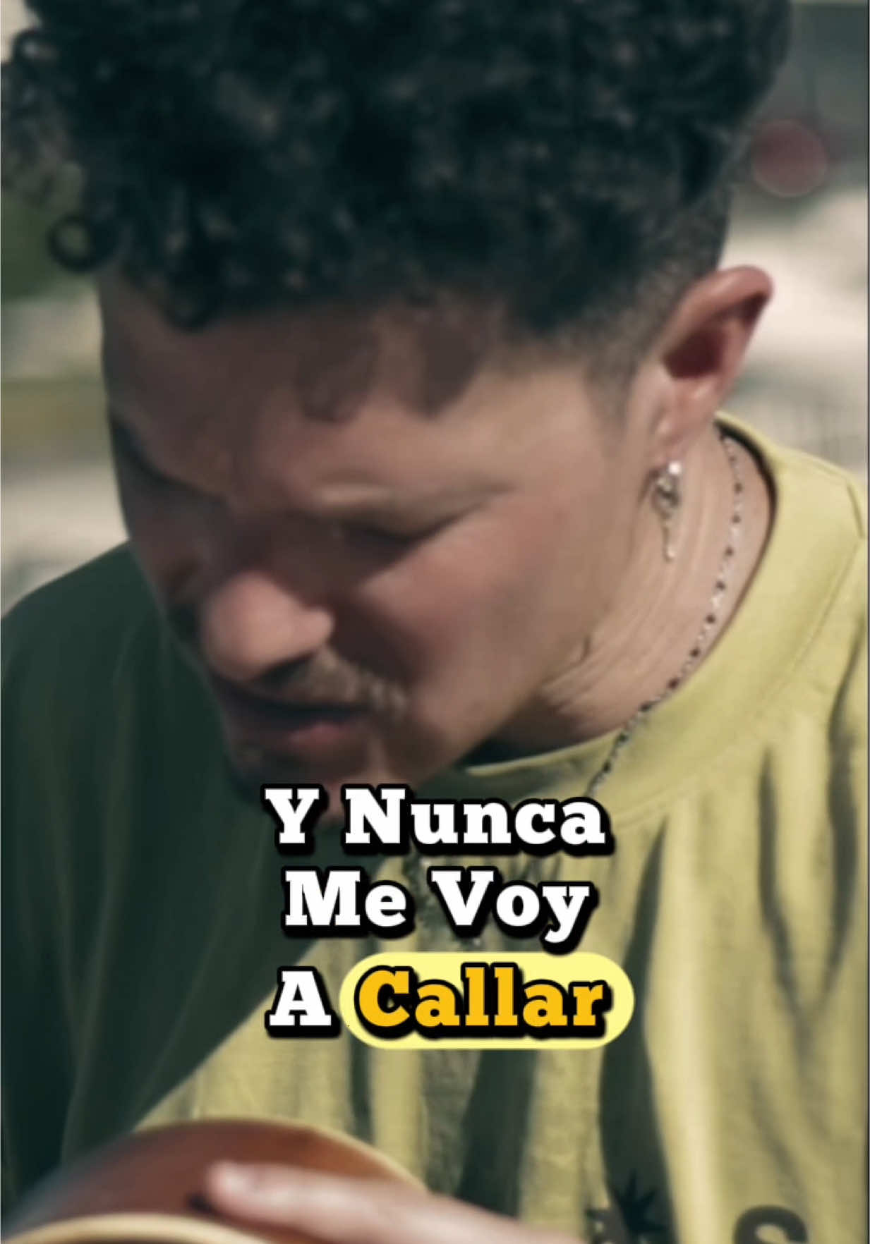 “No es que sea antisocial es que sólo quiero hablar con la gente que me gusta” Esta línea es mi favorita 🫵🏻💪🏻. Me encantaría leer en los comentarios cuál es tu parte favorita de esta letra🙏🏻🎶 