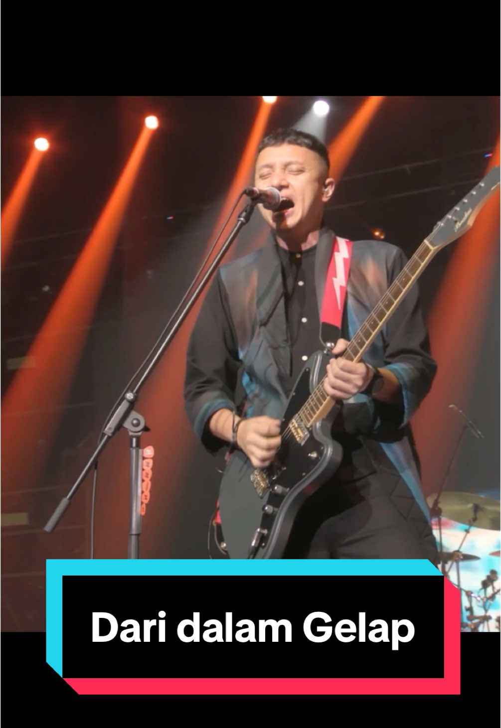 Dari dalam gelap #fyp #barasuara #jalaransadrah #terbuangdalamwaktu #musikditiktok #risingontiktok #soundsofsea #tiktoktainment #MusicOnStage #pikiranperjalanan