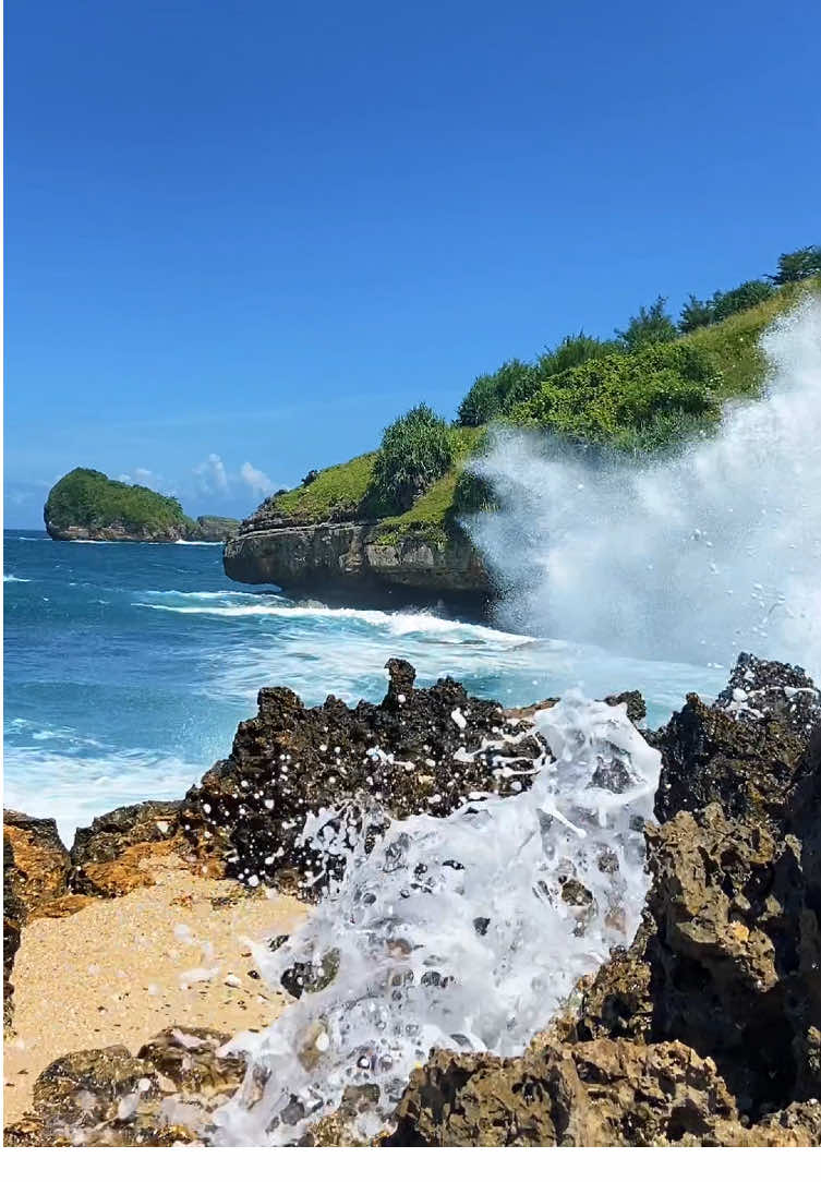 Jadikan masa muda sebagai first impression of your life, masa mudamu tidak datang dua kali, cari kebahagiaan dengan mencoba semua hal, habisi hidupmu dengan penuh moment. Don't experience to much heartache🌊✨ . #pantai #beach #pantaikasap #🌊🌊 #beachvibes #rajaampatpacitan #kasapbeach #pacitan24jam #pacitanku #wisatapacitan #2025 #lewatberanda #fyp #fypage #fyppppppppppppppppppppppp