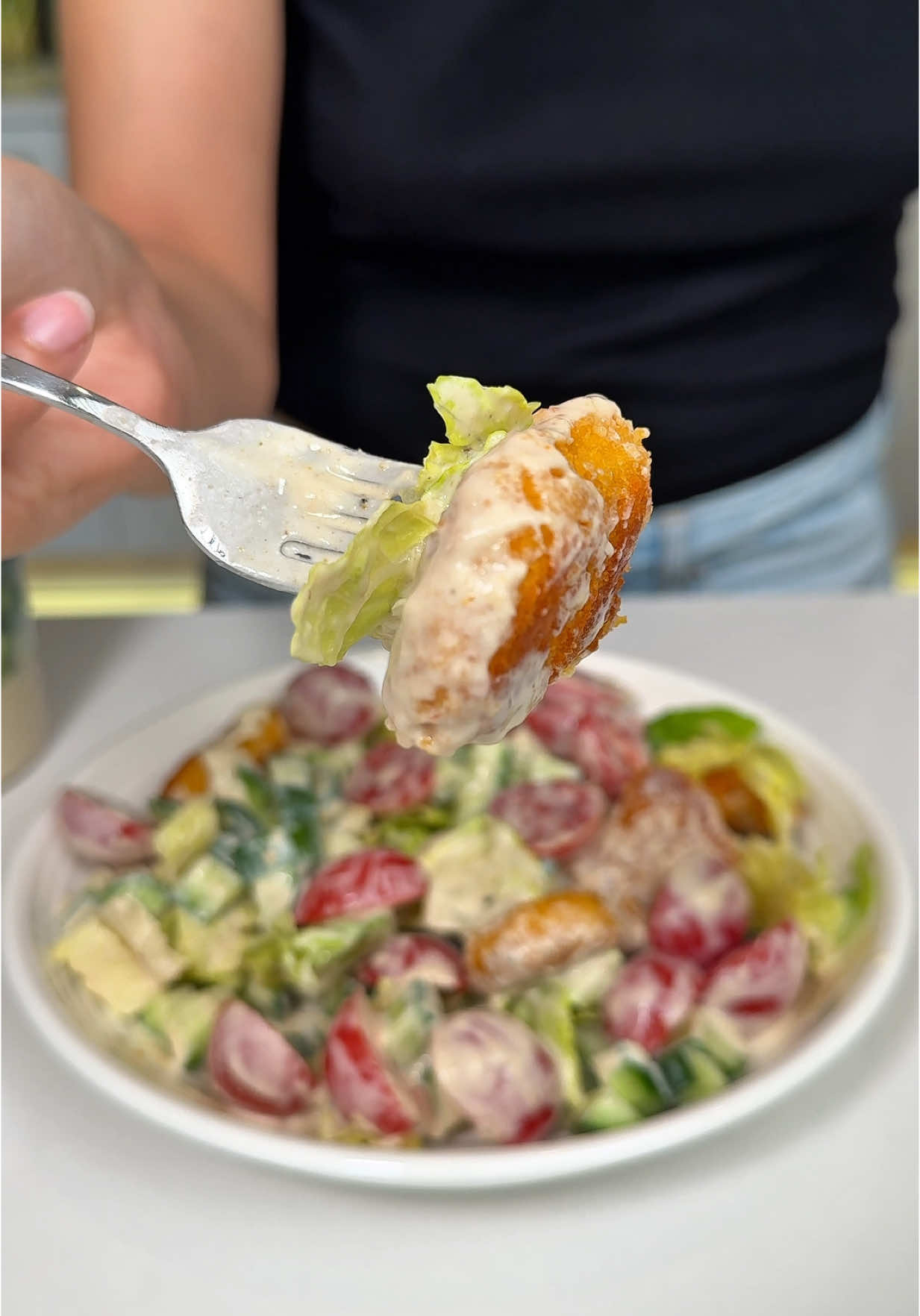 Nugget Salad | Bowl 🥗 English  Malzemeler  5 parça Nugget  1 avuç domates  1 avuç salatalık  1 avuç marul  Yoğurt sos:  2 yemek kaşığı yoğurt 1 çay kaşığı tahin  Karabiber Tuz  Toz biber Limon  Ingredients  5 pieces of Nugget  1 handful of tomato  1 handful of cucumber  1 handful of lettuce Yogurt sauce : 2 tablespoons yogurt 1 teaspoon tahini  Black pepper Salt  Chili powder Lemon #bowl #nugget #salad #busezeynep 
