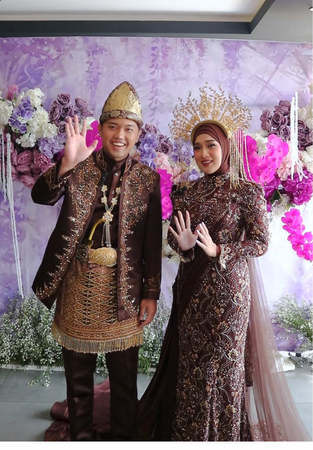 Apa kata kak @ririe_fairus & kak @charmeurch saat mengenakan busana sanggar violetta ✨ Attire @sanggarvioletta  Mua @makeupbydke  @tw.weddingg @ibisstylesbekasijatibening   Hi all, kalian ingin terlihat tampil cantik & mewah di acara pernikahan nya? yuk pakai attire dari Sanggar Violetta 🥰‼️ Contact Us: 📍Sanggar Violetta  📱Instagram: sanggarvioletta  ☎️ WhatsApp: +62 081280003795 / +62 081932005702  ##attire##attirepernikahan##sewaattire##attirebekasi##sanggarvioletta##sanggarviolettabrides##akadnikah##kebayaakad##kebayaakadnikahmodern##sewakebayabekasi##kebayalamaran##lamaran##kebayawisuda##kebayasister##fyp##pernikahan##xybca##kebayapengantin##beskap##pernikahanviral #ririefairus 