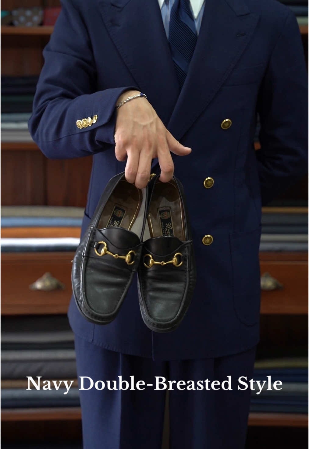 Suiting up with elegance. MTM SUIT : original tailoring fabric : drapers #bespokesuit #bespoke #suitstyle #oldmoney #mensclassic #howto #suiting #tie #gentlemanstyle #tailor #pittipeople #classicsuit #ネクタイ #オーダースーツ #ビスポーク #カフスボタン