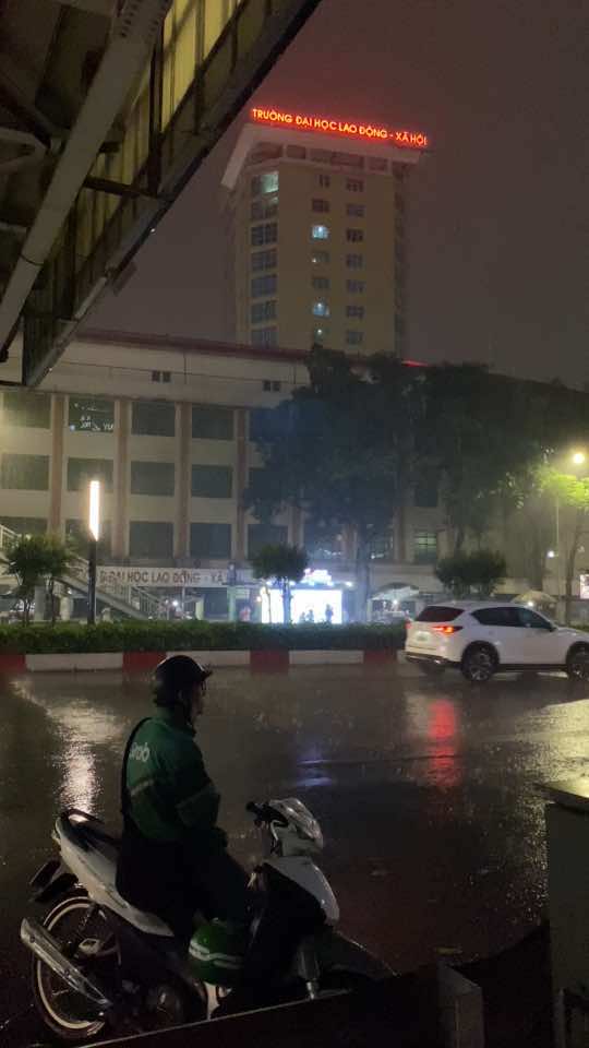 Hôm nay đứng giữa trời , anh buồn lắm em à. ...#fyp #mua #tamtrang #xh