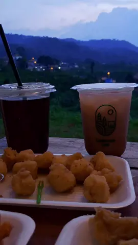 Mentahan video ngopi with view pegunungan dan adzan maghrib,,  Ambil aja suka2 buat bahan prank story mu,,  #mentahan #mentahanvideo #nongkrong #kuliner #ngopi #landscape 