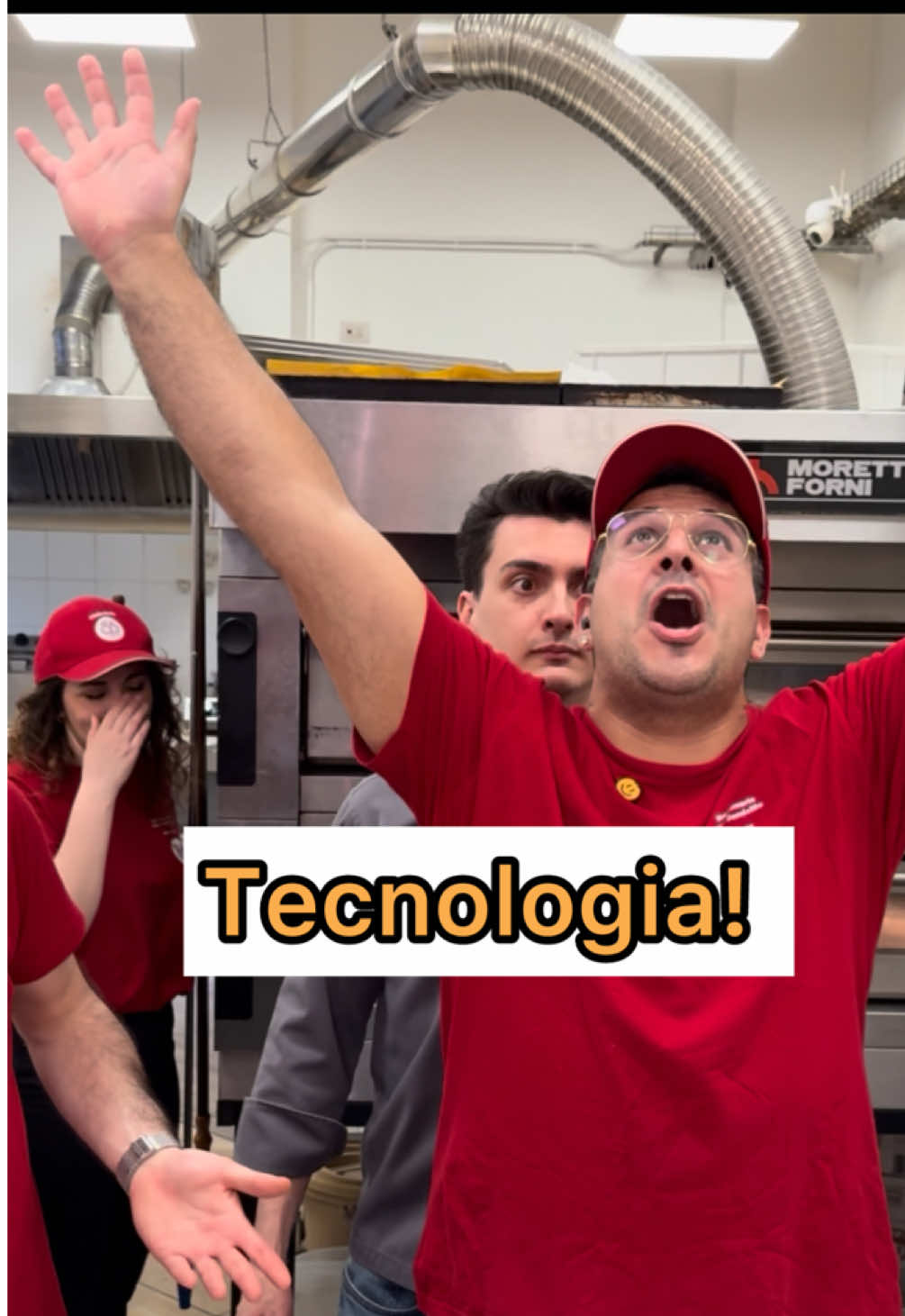 Do you know tecnologia?! 🤣 it’s very powerful!  Christian, Messi’s cousin just showed Claudio how to use it 😏🤣 #cheflife #tecnologia #technology #pizza #restaurant 