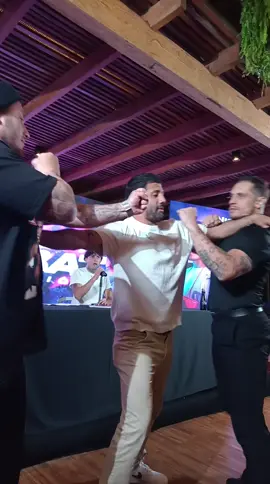 careo oficial entre @j y @Nico Ponce  quien crees que saldrá Victorioso en esta pelea ? #celebritycombat #mmaperu #jenkodelrio #nicoponcevsjenko #peleasdecelebridades #rudyelcharanguero 