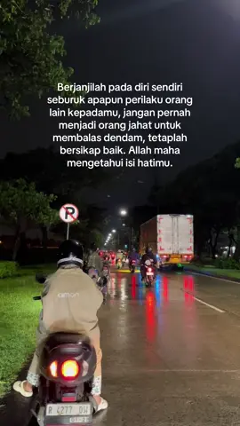 Dan satu lagi tetaplah jadi dirimu sendiri. Biarkan orang membicarakanmu dibelakang asalkan kamu tidak dengar itu masih lumrah😤#fyp #kulipt #trand #xybca #random #kawitaningsinawang 