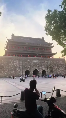 Chiều nay 19 tháng 5, tại thành phố Trừ Châu, tỉnh An Huy, phần mái của Tháp Trống ở huyện Phượng Dương đã bị sập. Theo bình luận của cư dân mạng, Tháp Trống này vừa được tu sửa vào năm ngoái. Hiện vẫn chưa có thông báo chính thức về nguyên nhân và mức độ thiệt hại do sự cố sập này gây ra.#khampha #khamphatrungquoc #china #dulichtrungquoc #travel #LearnOnTikTok #viral #xuhuong 