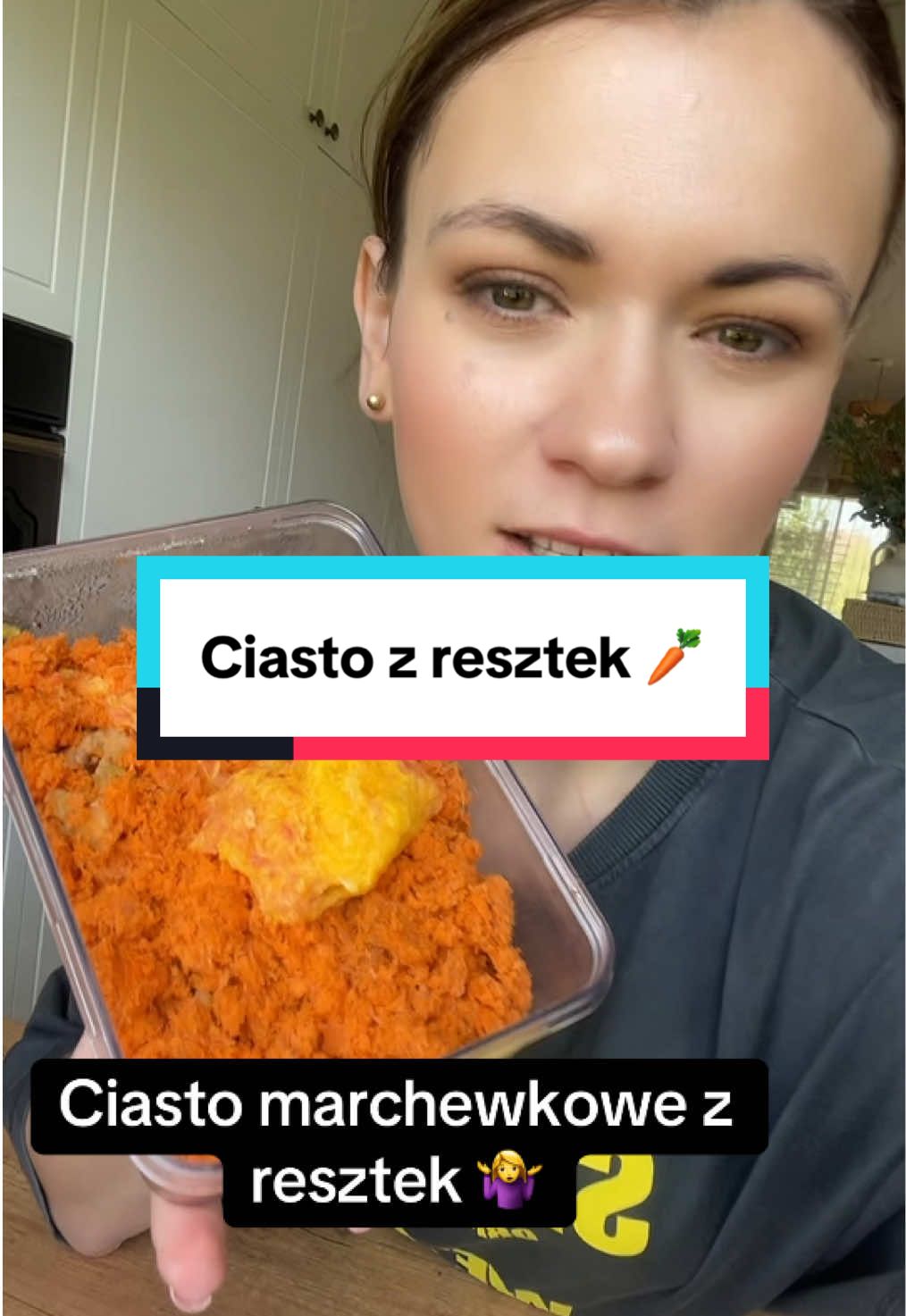 220g tartej marchewki  50g jabłka 2 jajka  70g cukru  100ml oleju  Pół łyżeczki proszku do pieczenia  Łyżeczka sody oczyszczonej  2 łyżeczki cynamonu  200g mąki pszennej  Garść posiekanych orzechów.  Sposób przygotowania jak na filmie.  Smacznego 😋  #zerowaste #marchewkowe #ciasto #prostyprzepis #domowydeser 