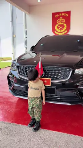 Sikit lagi pergerakan hormat matqil nk sempurna..