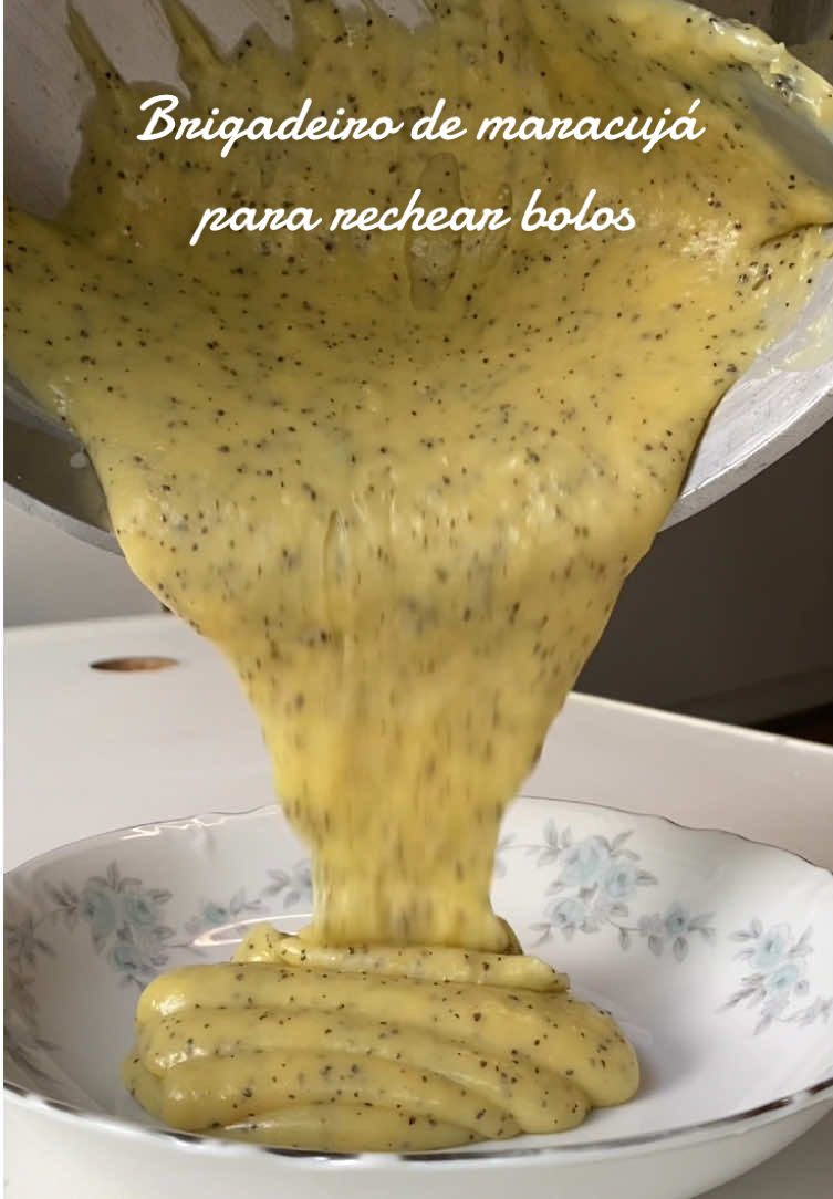 Como fazer  brigadeiro de maracujá extremamente cremoso para você usar nos seus bolos, rechear bombons e até mesmo usar como ponto de bico! Esse brigadeiro é muito fácil de fazer eu tenho certeza que você vai amar!  RECITA:  -1 leite condensado -1 creme de leite  -15g manteiga -1 redução de maracujá ( 1 maracujá batido no liquidificador e depois fervido por uns dois minutos no fogo)  se você fizer já me diz o que achou que eu quero saber. Beijos💕💕💕 ##creatorsearchinsights##confeitaria##receita##bolo##rj##dicas