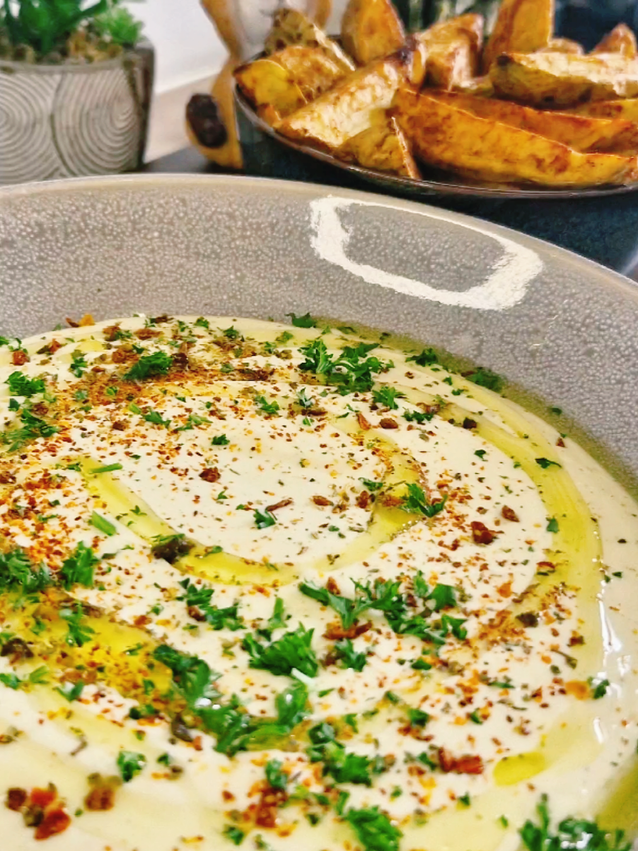 Mayonnaise healthy & protéinée ? Oui c’est possible ! Parfaite pour accompagner vos plats sans culpabiliser ! Ingrédients : 3 œufs durs 🥚🥚🥚 3 càs de skyr ou fromage blanc 🥣 1 càs de moutarde  1 càs de vinaigre (au choix)  2 càs d’huile d’olive 🫒 Sel & poivre 🧂 Mixez le tout et savourez une mayo légère, onctueuse et riche en protéines ! #mayonnaisehealthy #recetteproteinee #recettefacile #mangersain #tiktokcuisine #fitfood #astucecuisine #sansculpabilité #healthyrecipe #cuisinehealthy #skyrrecipe #mealprep #chesterfoodies 