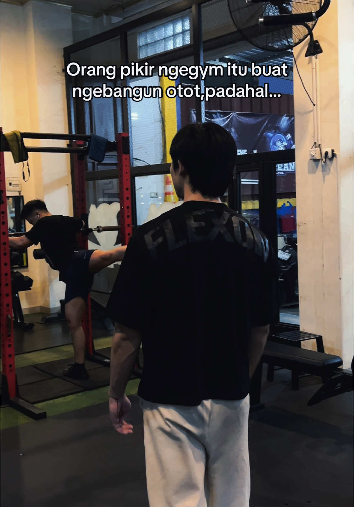 Tujuan kita itu bangun otot sambil healing🤭 Tag temen lo yang sering bengong di gym!! #GymTok #gymmemes #FLEXONACTIVE #growwithflex #gym 