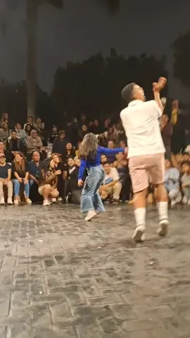 Feliz inicio de semana, esto es un poco de lo que se vivió el domingo en el parque Kennedy de Miraflores 🇵🇪. La Cultura Afro venezolana enamorando con su ritmo a todos los espectadores y Bailadores al mejor estilo del tambor urbano. #limaperu🇵🇪 #venezuela #viralvideos #tambores #tambor #tamborvenezolano #parquekennedymiraflores #tamborurbano @Morena Alvarez🐍 @Francelis Rodriguez 