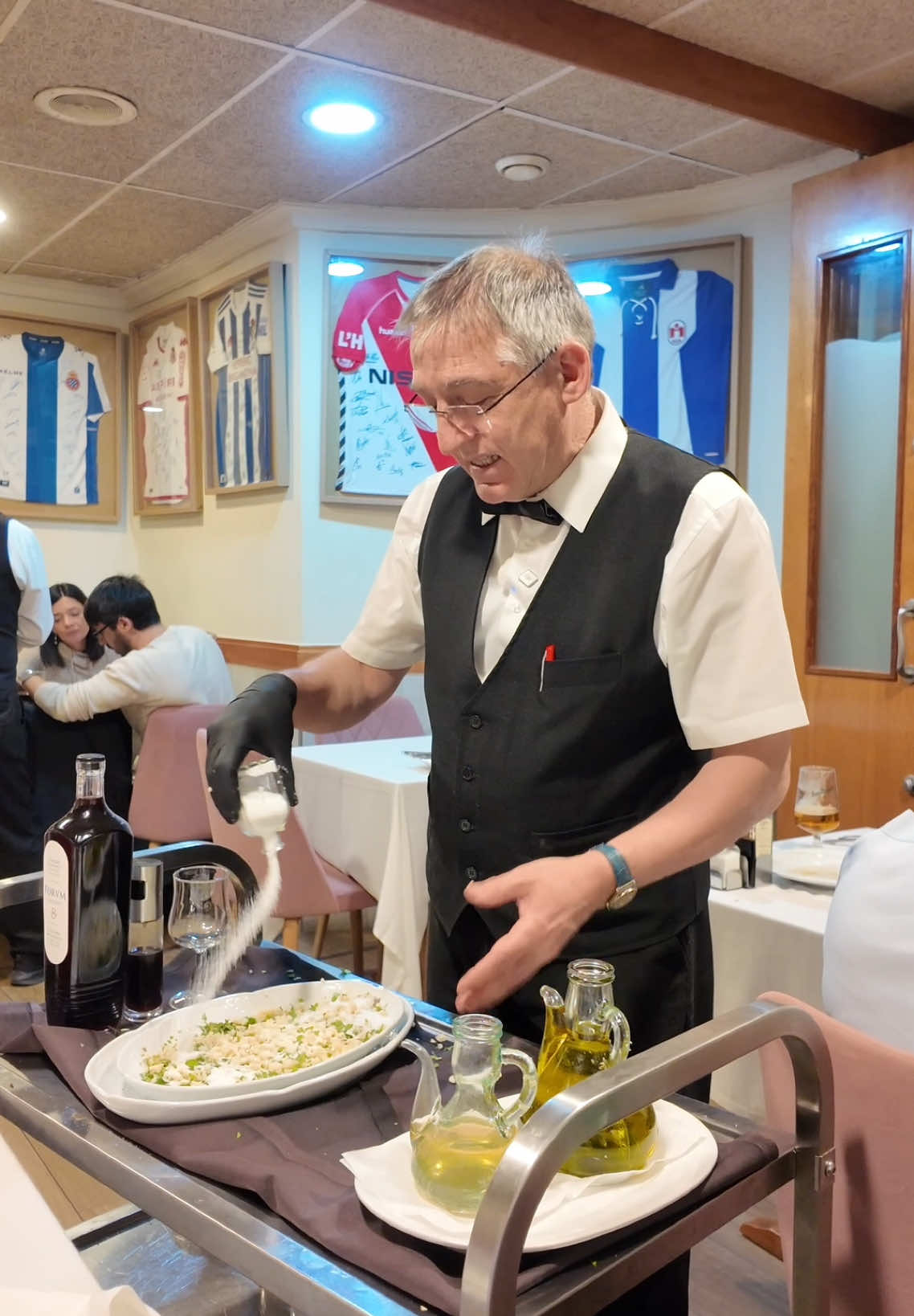 Los boquerones en manos de Víctor no son solo un plato, son una obra de arte. Cada pieza es tratada con mimo, técnica y pasión. ¿Aún no los has probado? Es hora de descubrir por qué todos hablan de ellos. #asadorelbierzo #restaurantebarcelona #boqueronesdeluxe #cocinaconalma #gastronomíabarcelona #asador #saboresdelbierzo #experienciagastronómica #barcelonafood #cocinatradicional #deliciasdelmar #saborlocal #momentogourmet