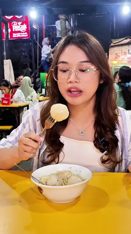 dari kemarin banyakkkk banget yang nanyain menu ini di kedai dan akhirnya mie baso keju muncrat udah available di kedai oifyoo 🫶🫶 berapa? 17ribuan aja seporsi 👉👈 udah dapet 4 baso keju muncrat sama mie 🧀💦