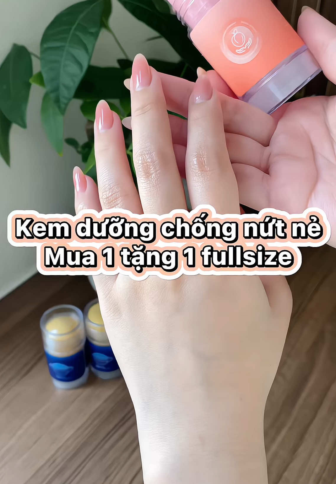 Mấy bà tay chân khô bị nứt nẻ xài thử đi nè. Loại này chống nẻ tốt lắm #duongdataychan #kemchongnutne #kemduongtaychan #kemduongam #kemduongtay #duonggotchan #lamdep #chamsocda 