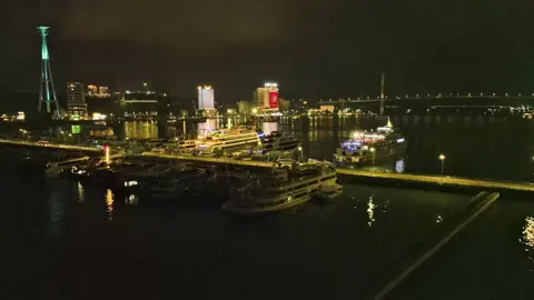 Phố đêm du thuyền Hạ Long.