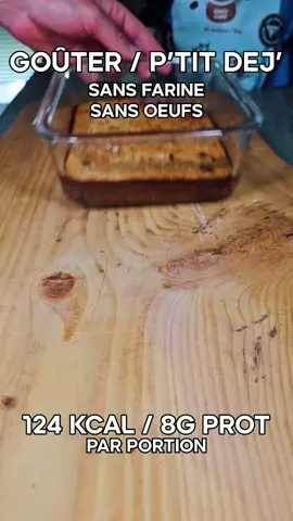 Gâteau protéiné chocolat avoine ! 124 Cal 8g Protéines 💪🍫 Macronutriments pour 1 barre : 124 Calories | 8g Protéines | 18g Glucides | 2g Lipides Ingrédients (pour 6 portions) : - 100g farine flocons d'avoine - 30g whey saveur vanille @Nutriandco - 150g fromage blanc 0% m.g. - 130ml lait de noisette - 16g chocolat noir 70% cacao - 20g sirop d'agave - 1/2 c.a.c levure chimique Recette : - Dans un saladier mélange tous les ingrédients jusqu'à obtenir une pâte homogène. - Dans un plat avec du papier cuisson, verse ta pâte et fais cuire au four 20-25 min à 180°C Bon app' mon petit Jo' ! #avoine #chocolate #gateauproteine #proteinbar #chocolate #saltedpeanut #healthyrecipe #protein #proteinfood #mealprep #lowcalorie #macronutrients Prod by blow.av