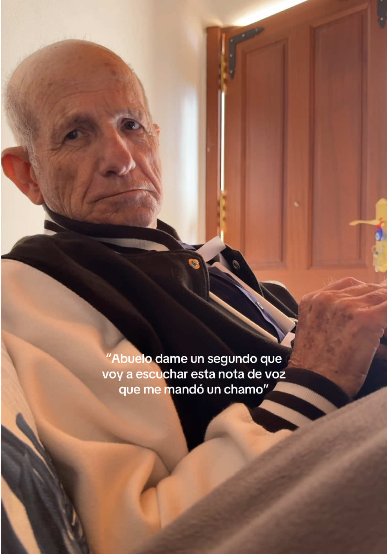 Lo mejor es que es incapaz de dejar el teléfono JAJAJAJA