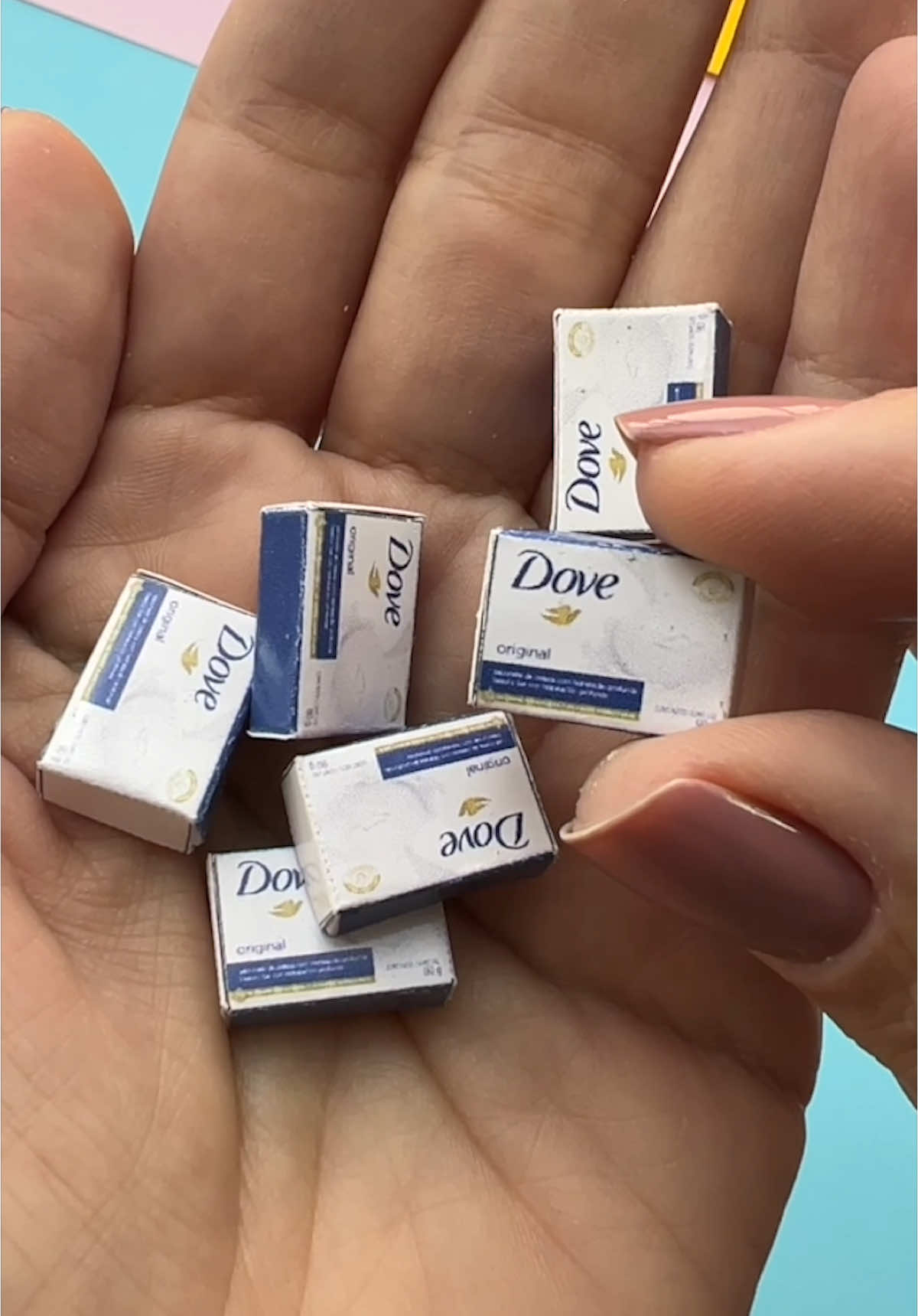 Me empolguei e fiz um monte de miniaturas para o mercadinho de beleza, de limpeza e também as duas, tá tá tá Lara, enfim…Espero que gostem! 🥰 #DIY #artesanato #limpeza #beleza #boca #roupa #dicas 