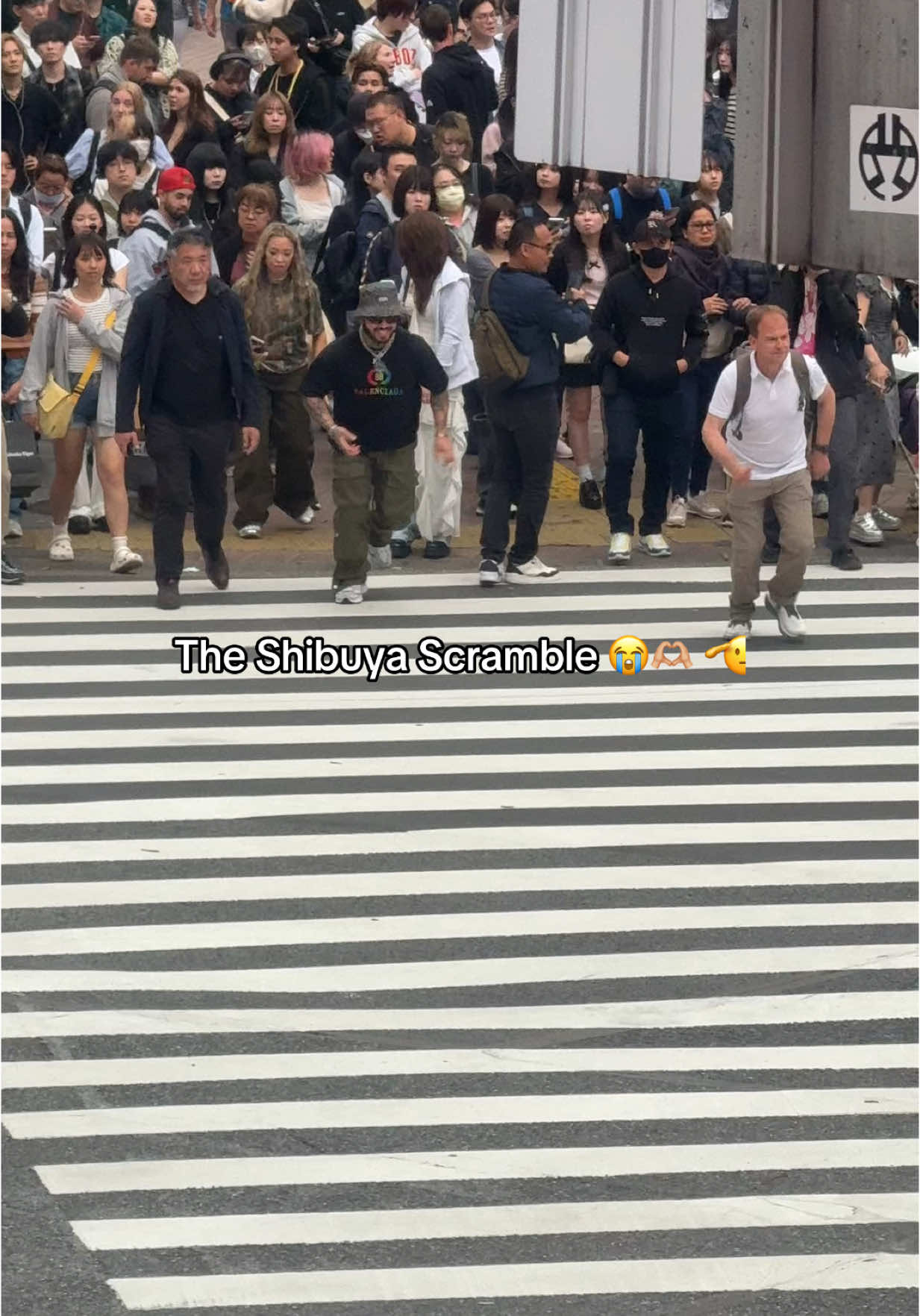 🫡 to the ig bfs and gfs of Shibuya crossing People are so cute I hope they got their pic  #shibuya #shibuyacrossing #japan   (People having been taking photos at famous landmarks for years all around the world, including this one who people don’t seem to realise is from a few famous movies and is the busiest in the world, warranting a photo, chill) 